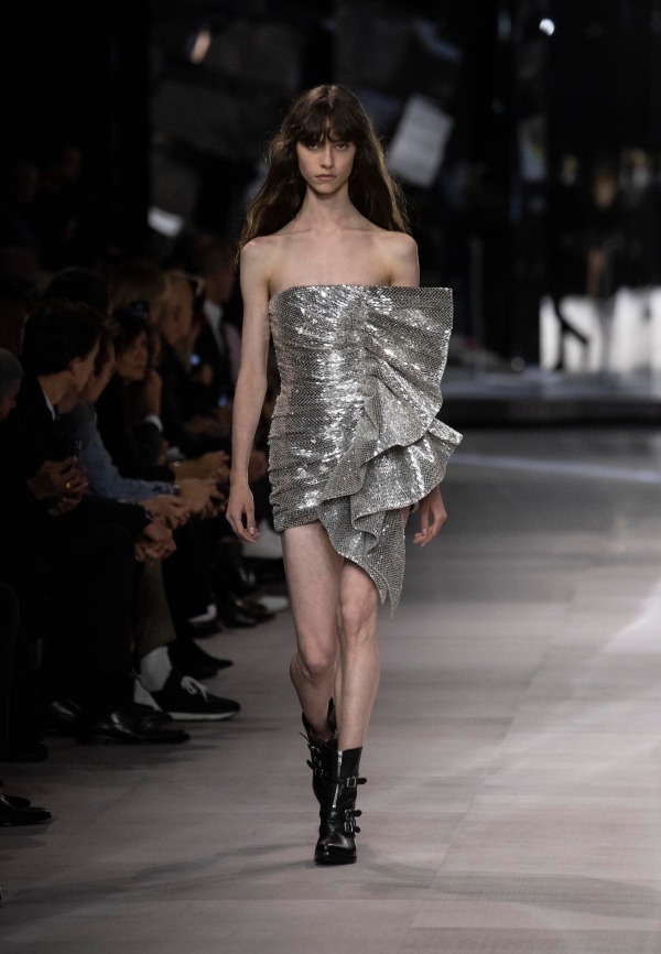 セリーヌ 2019年春夏ウィメンズコレクション - エディ・スリマン学生