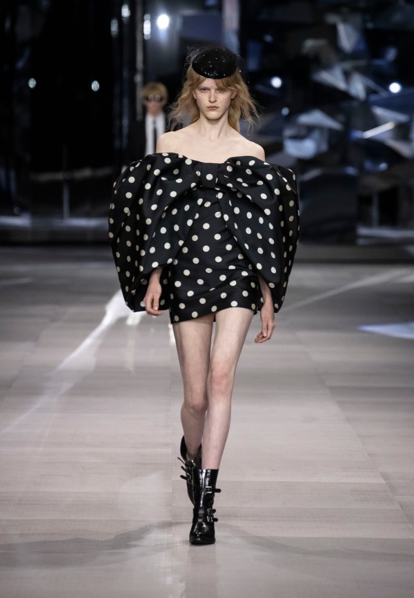 セリーヌ 2019年春夏ウィメンズコレクション - エディ・スリマン学生