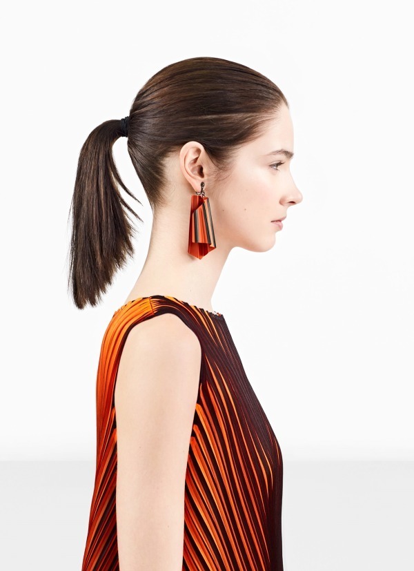 プリーツ プリーズ イッセイ ミヤケ新作、ネオンカラー×ブラックの