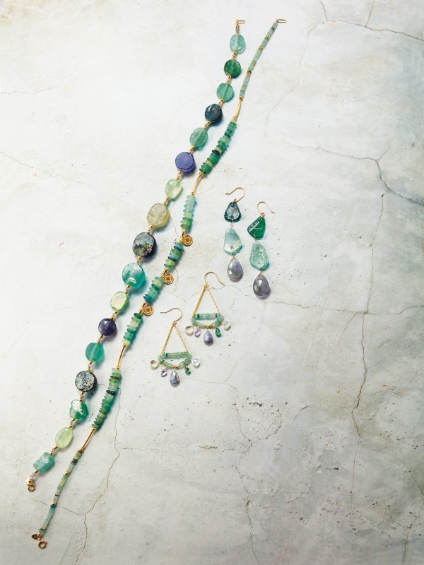 アガット新作ジュエリー、唯一無二の輝きを放つ“ローマンガラス”の