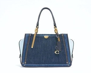 コーチの新作バッグ、デニム×レザーに花モチーフを組み合わせた日本