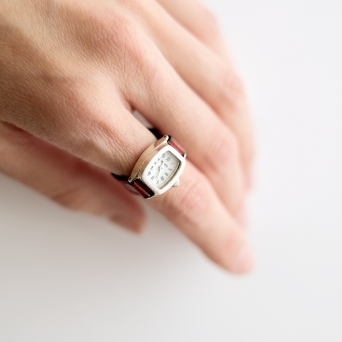 指輪感覚で着ける“指時計”「モコ(moco)」メタルバンドやアシンメトリー