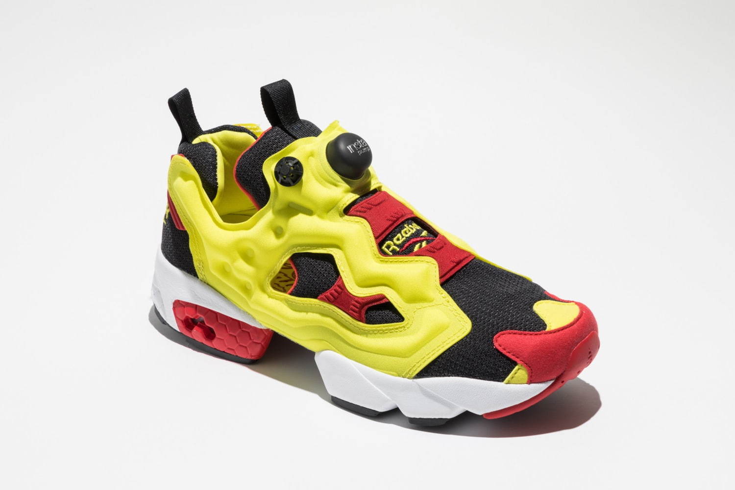 リーボックのスニーカー「インスタポンプフューリー」イエロー×レッド