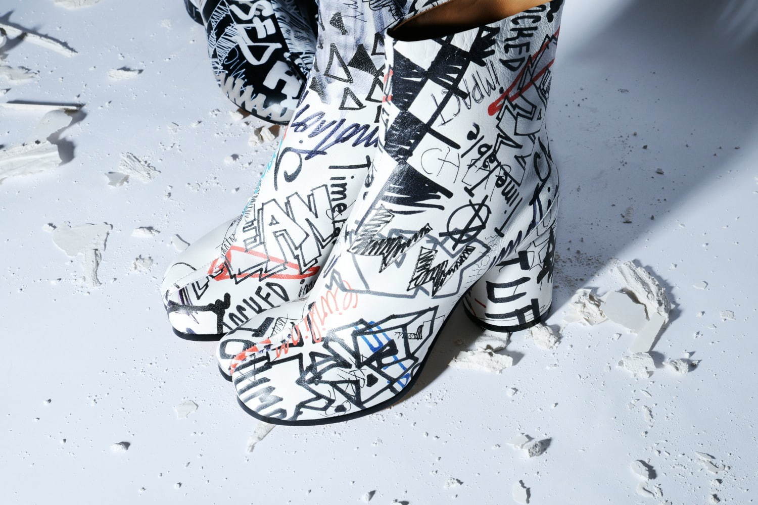 メゾン マルジェラからグラフィックを配した限定コレクション、「タビ