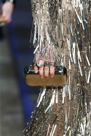 アレキサンダー・マックイーン“工場”着想の新作シルバークラッチバッグ