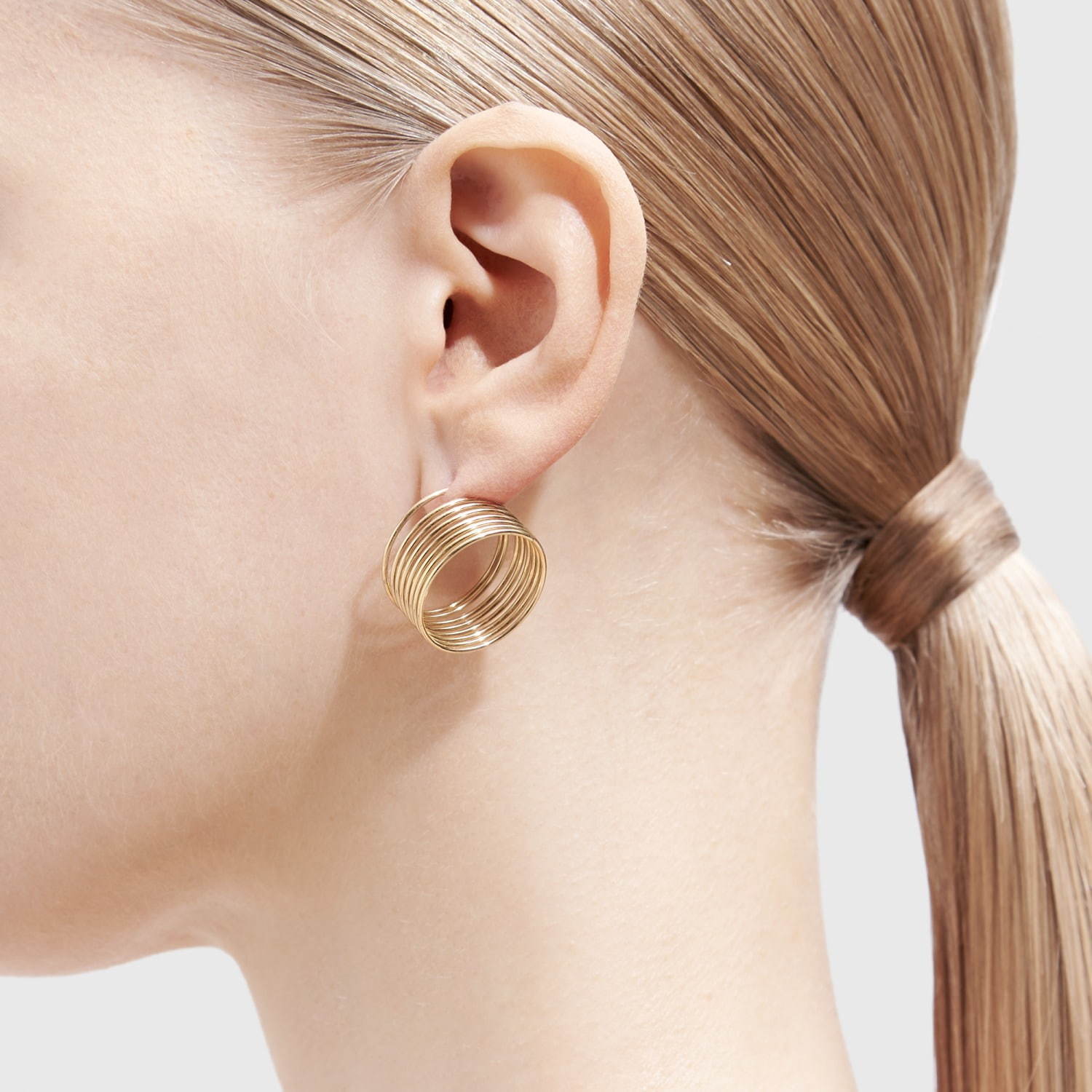 シハラ新作ジュエリー「コイル」“ばね”のように伸び縮みするフープ