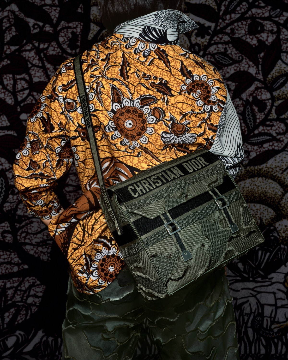 ディオールから“カムフラージュ柄”の新作ブックトートやサドル バッグ