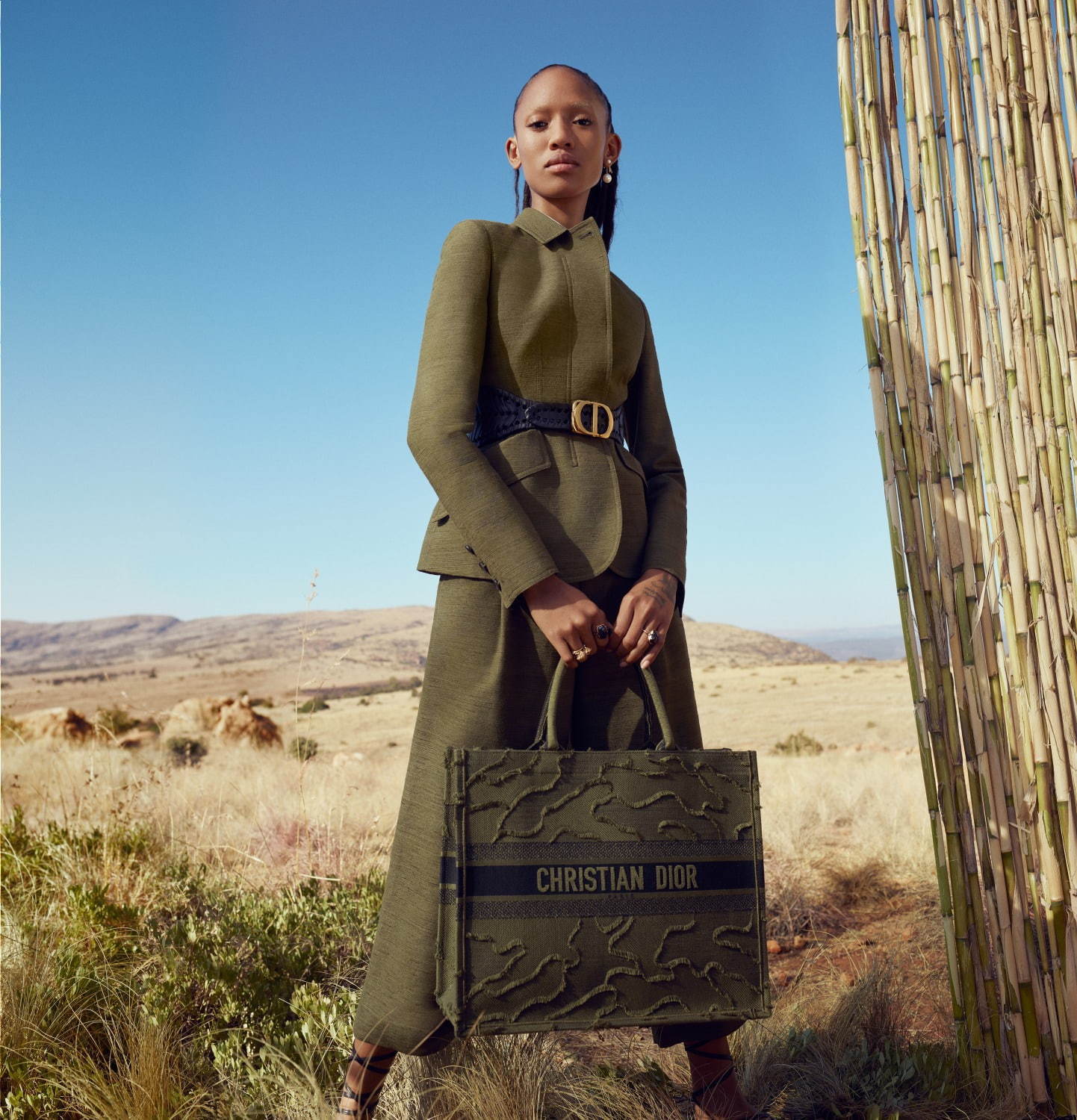 ディオールから“カムフラージュ柄”の新作ブックトートやサドル バッグ