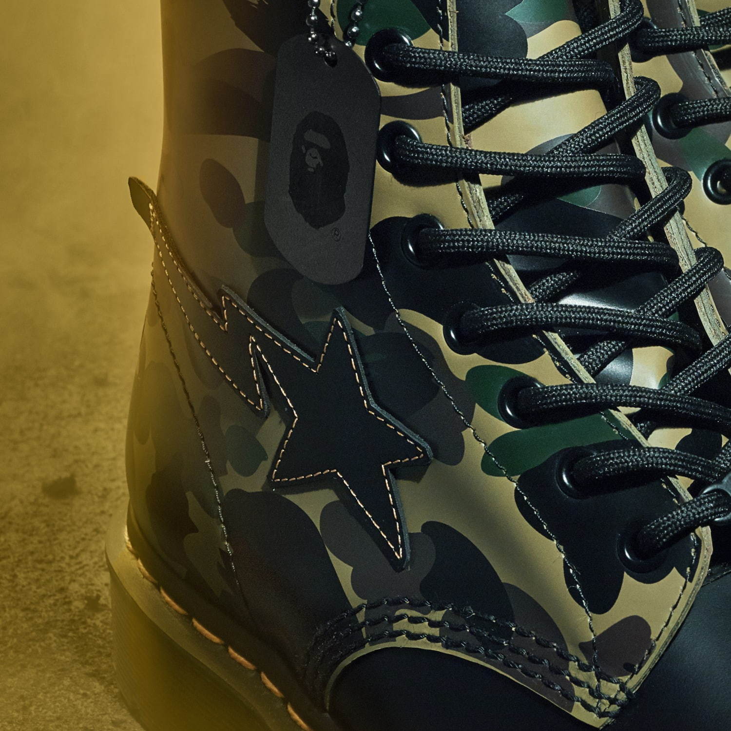 ドクターマーチン×ア ベイシング エイプの8ホールブーツ限定発売、カモ