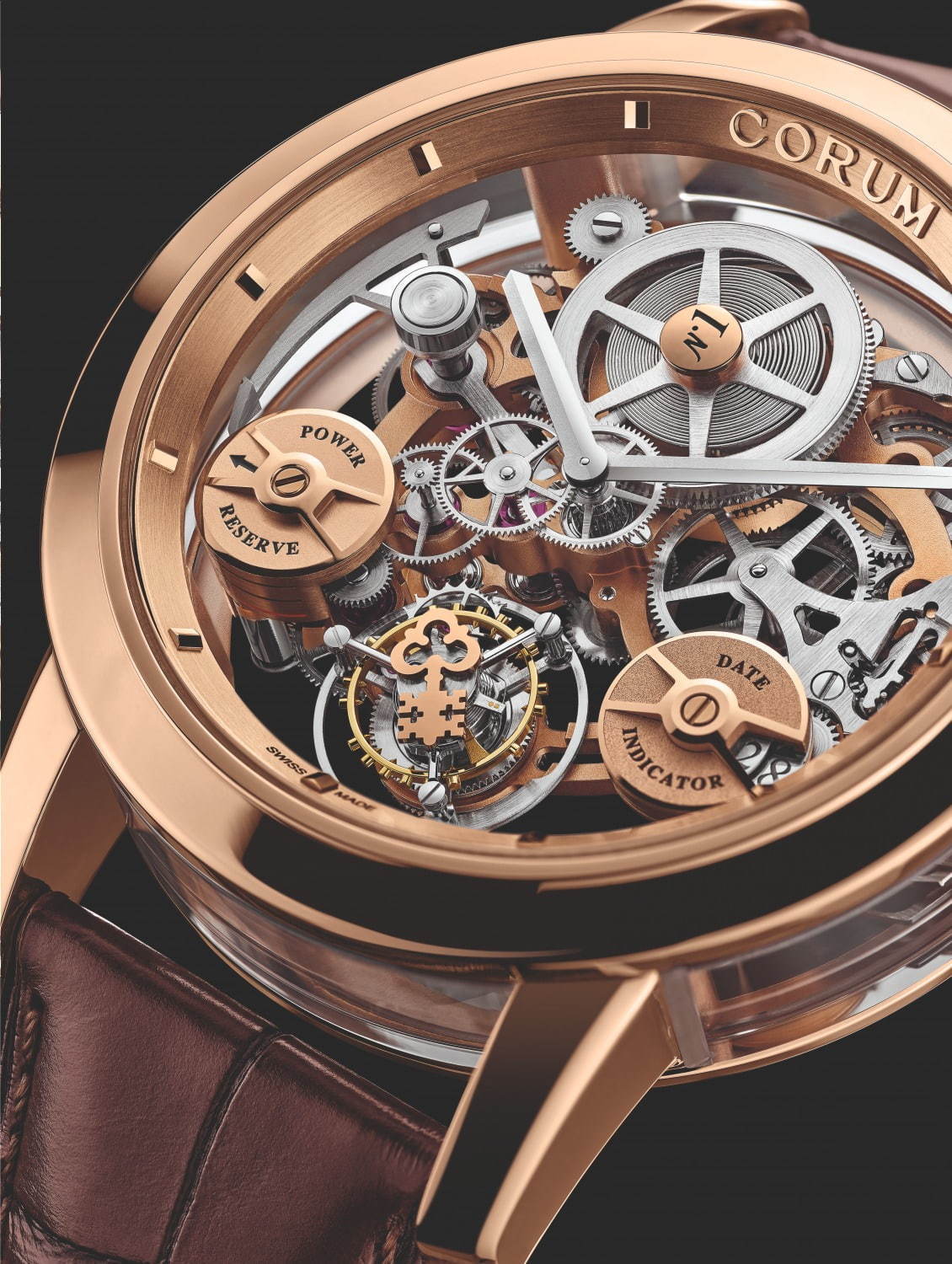 宙に浮くムーブメント!?”スイス時計コルムのスケルトンウォッチ、文字