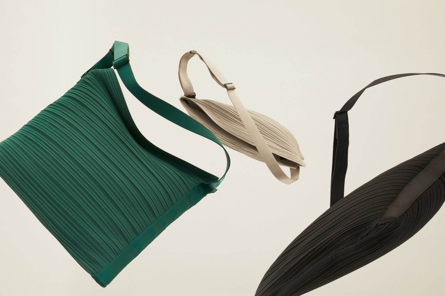 プリーツ プリーズ イッセイ ミヤケの新作、斜め×横プリーツのドレスや