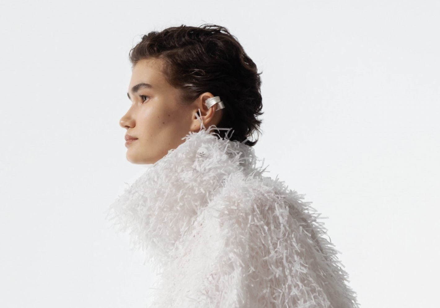 イッセイ ミヤケから“枝”着想の新作アクセサリー、自由に形を変化