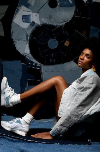 リーバイス×ニューバランスのスニーカー「327」レッドタブ付きの“N