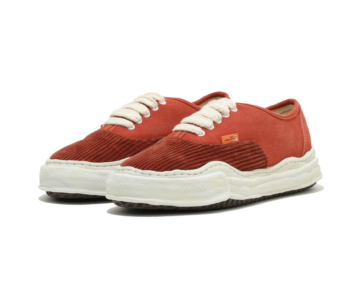 メゾン ミハラヤスヒロ“溶けたような”ソールのスニーカー、オレンジ