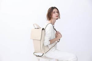 ノーマンデー初の2WAYバックパック、本革を使用したミニマルなスクエア