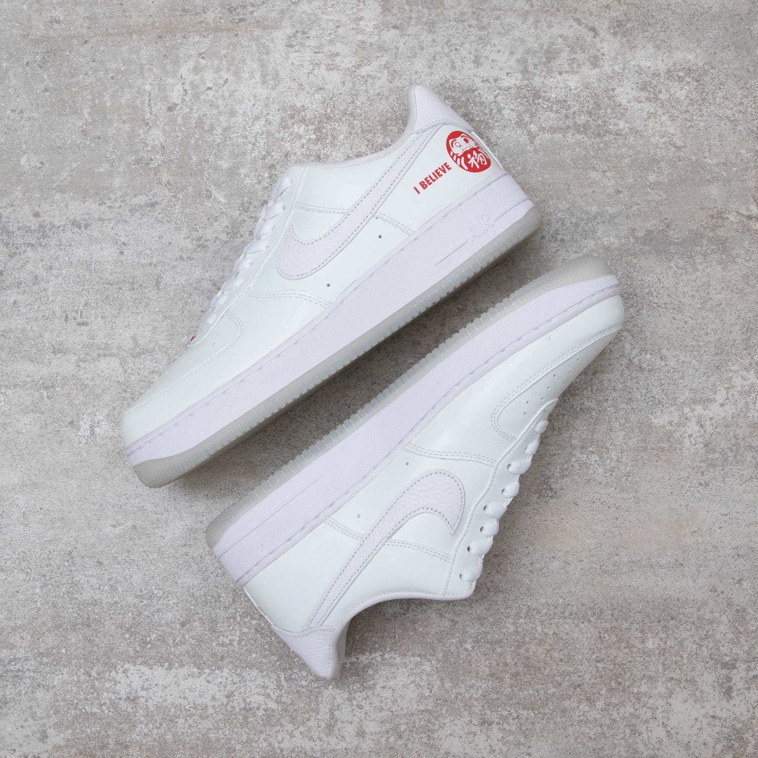 ナイキのスニーカー「エア フォース 1」剥すと“ダルマ柄”に変わる2層