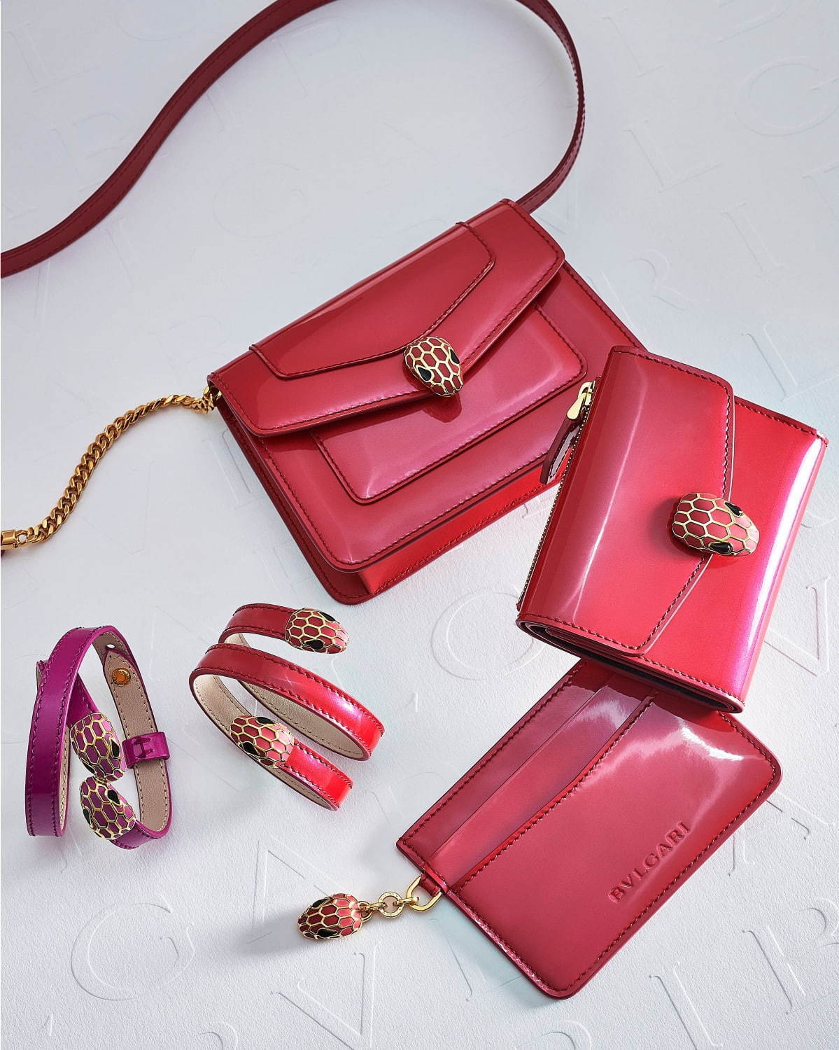 ブルガリの2021年バレンタイン、蛇モチーフ×ロマンティックカラーの