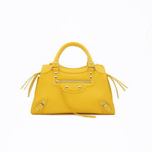 バレンシアガ「ネオ クラシック」バッグ＆ウォレット“イエロー”で彩っ