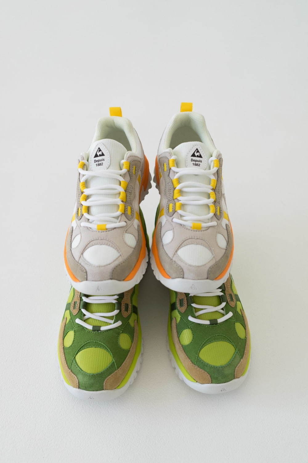 ズッカ × ルコックスポルティフのスニーカー、オレンジなどビタミン