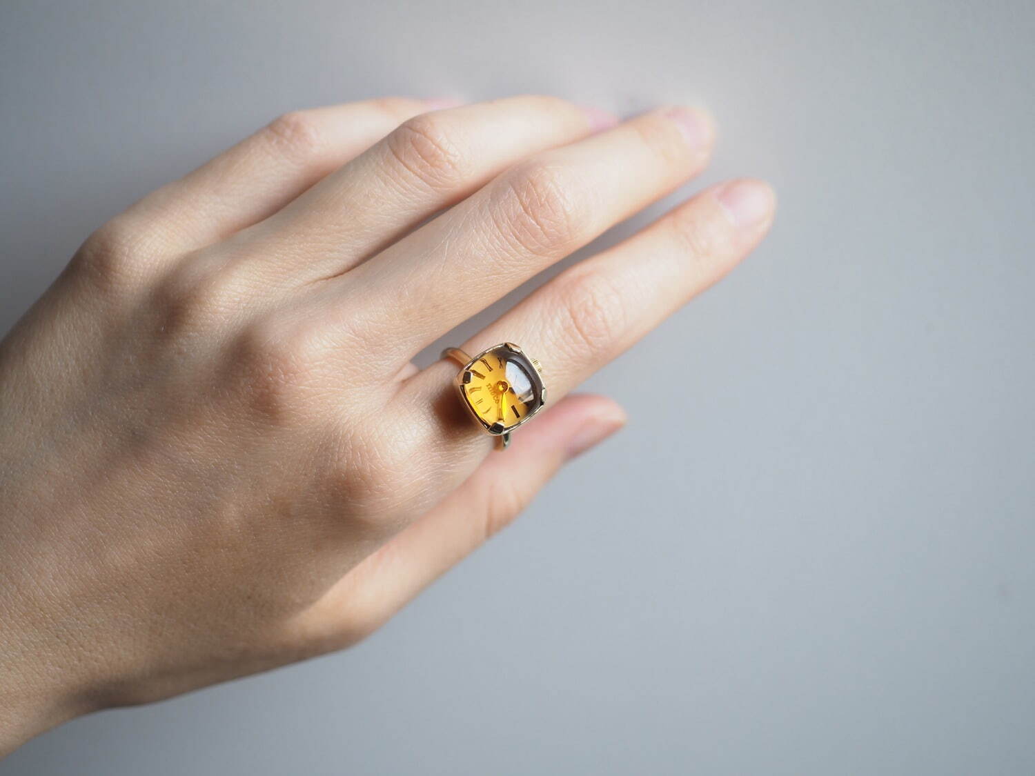 指時計”ブランド「モコ」指輪感覚で楽しめる新感覚ウォッチ、“宝石風