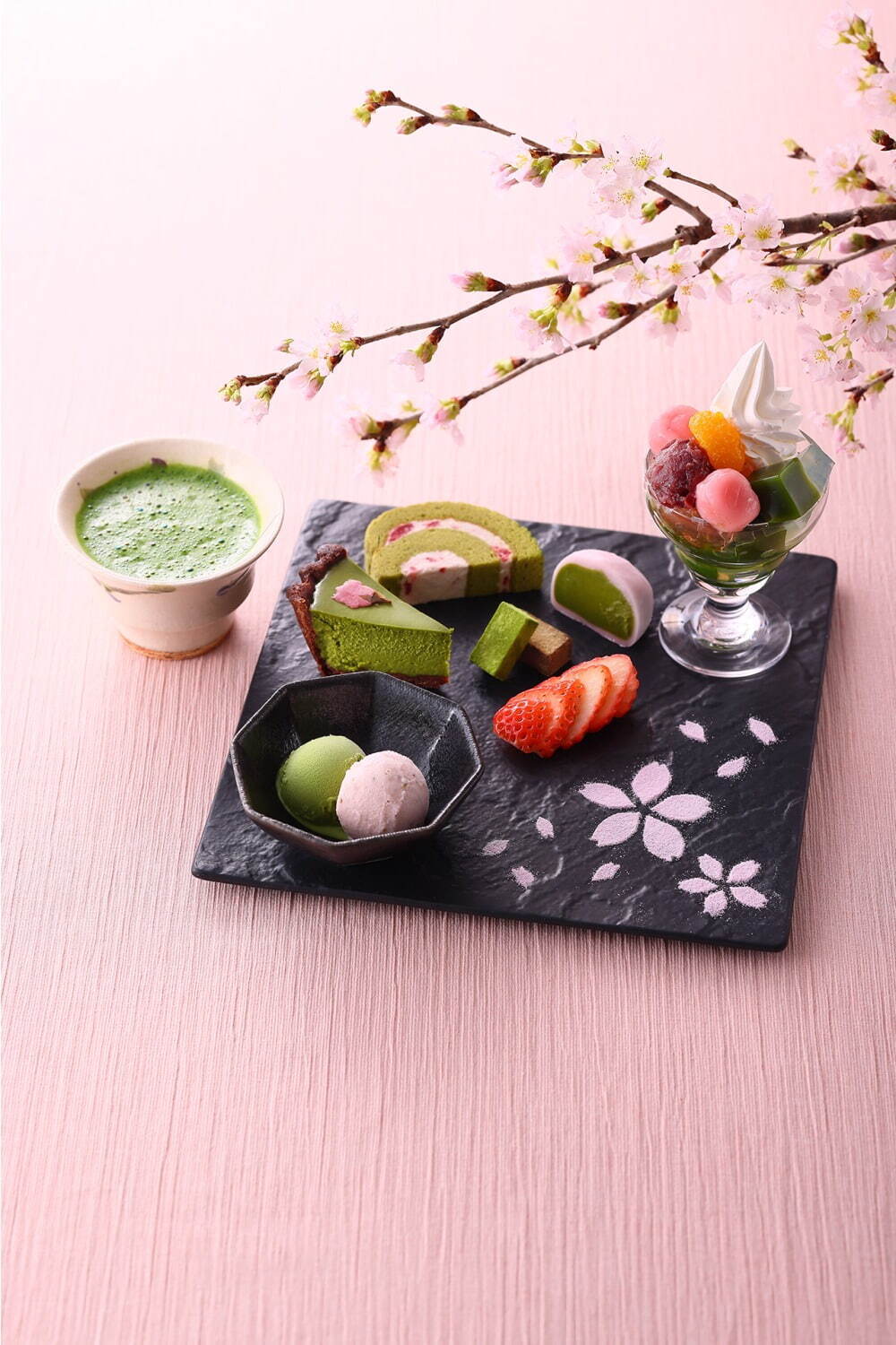 伊藤久右衛門の春限定「さくら抹茶パフェ」リニューアル、桜色の白玉や
