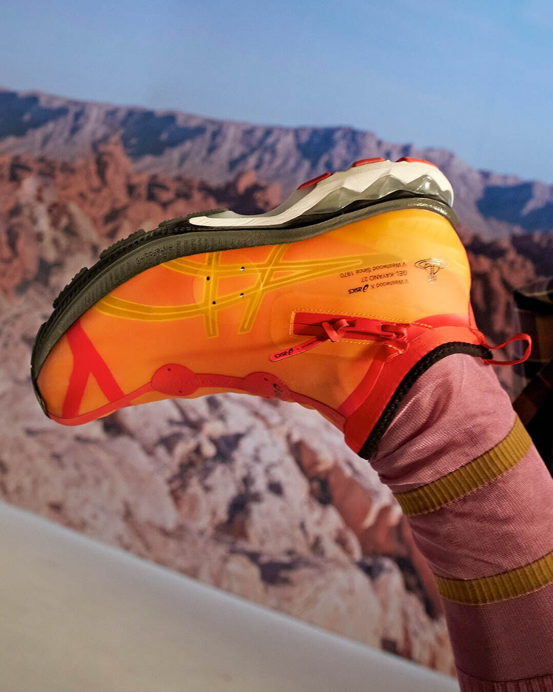 アシックス×ヴィヴィアン・ウエストウッドの新作スニーカー、ORBロゴを