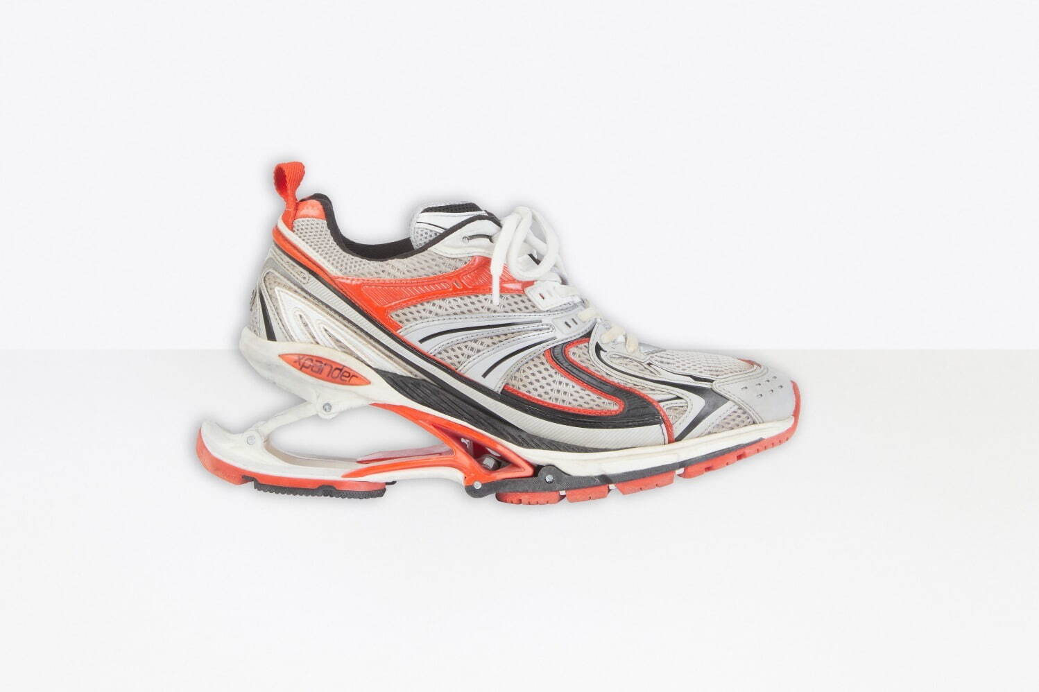 バレンシアガの新スニーカー「X-パンダー」デビュー、歩くたび