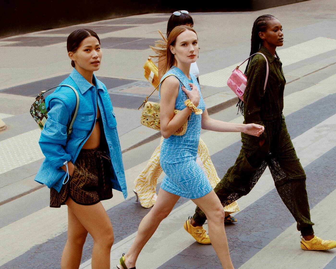 フェンディの新作バッグ「バゲット 1997」“ゆがんだ”FFロゴ×フラワー