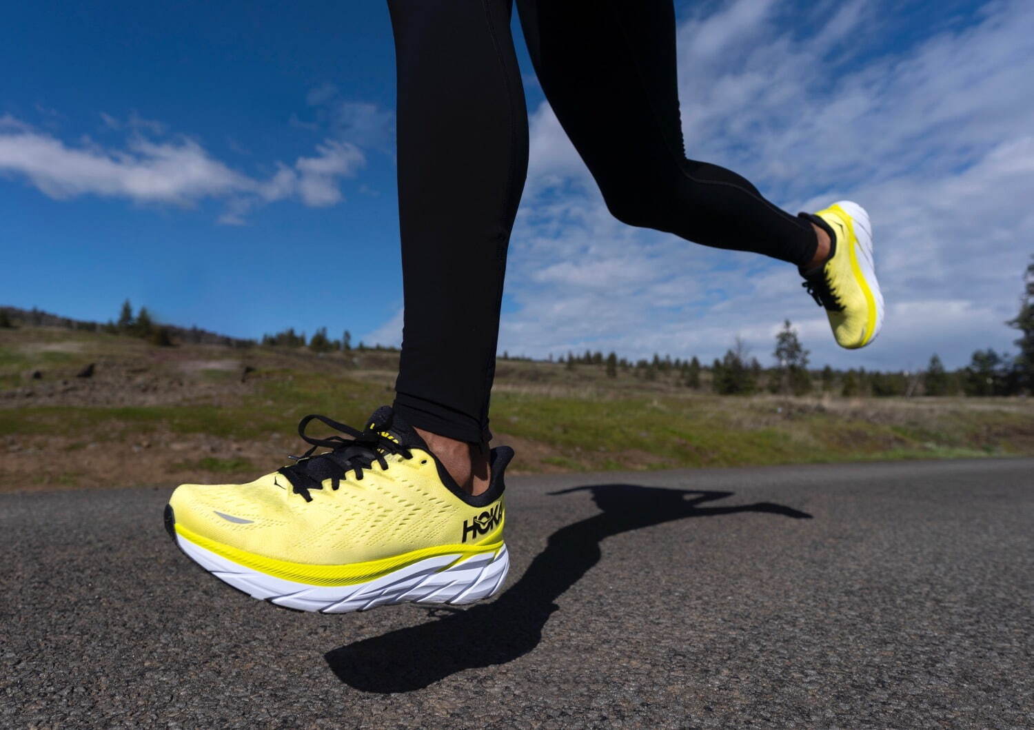 ホカ オネオネの新作厚底スニーカー「クリフトン 8」メッシュアッパー