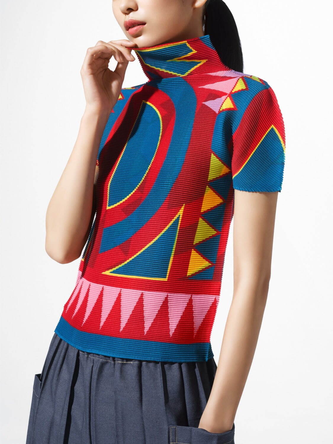 ミー イッセイ ミヤケから“色と柄を楽しむ”新作プリーツトップス