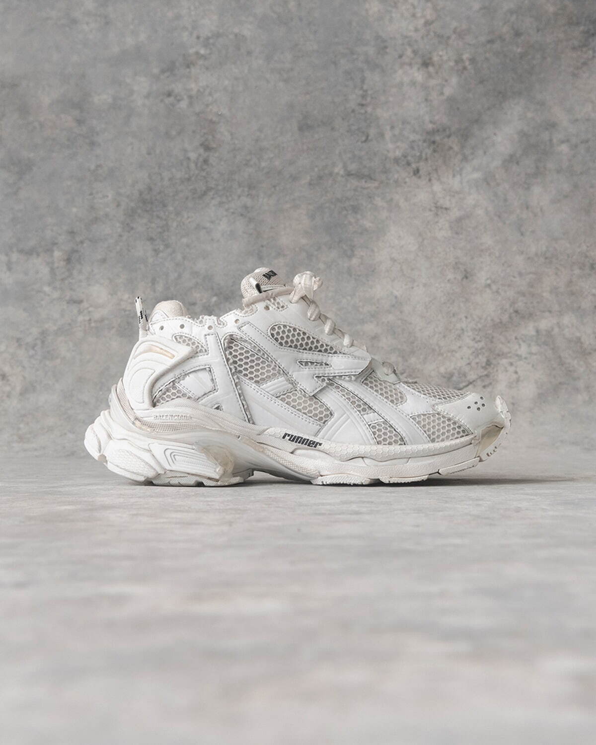 写真6/28｜バレンシアガ新作スニーカー「ランナー」“接着剤”＆切りっ