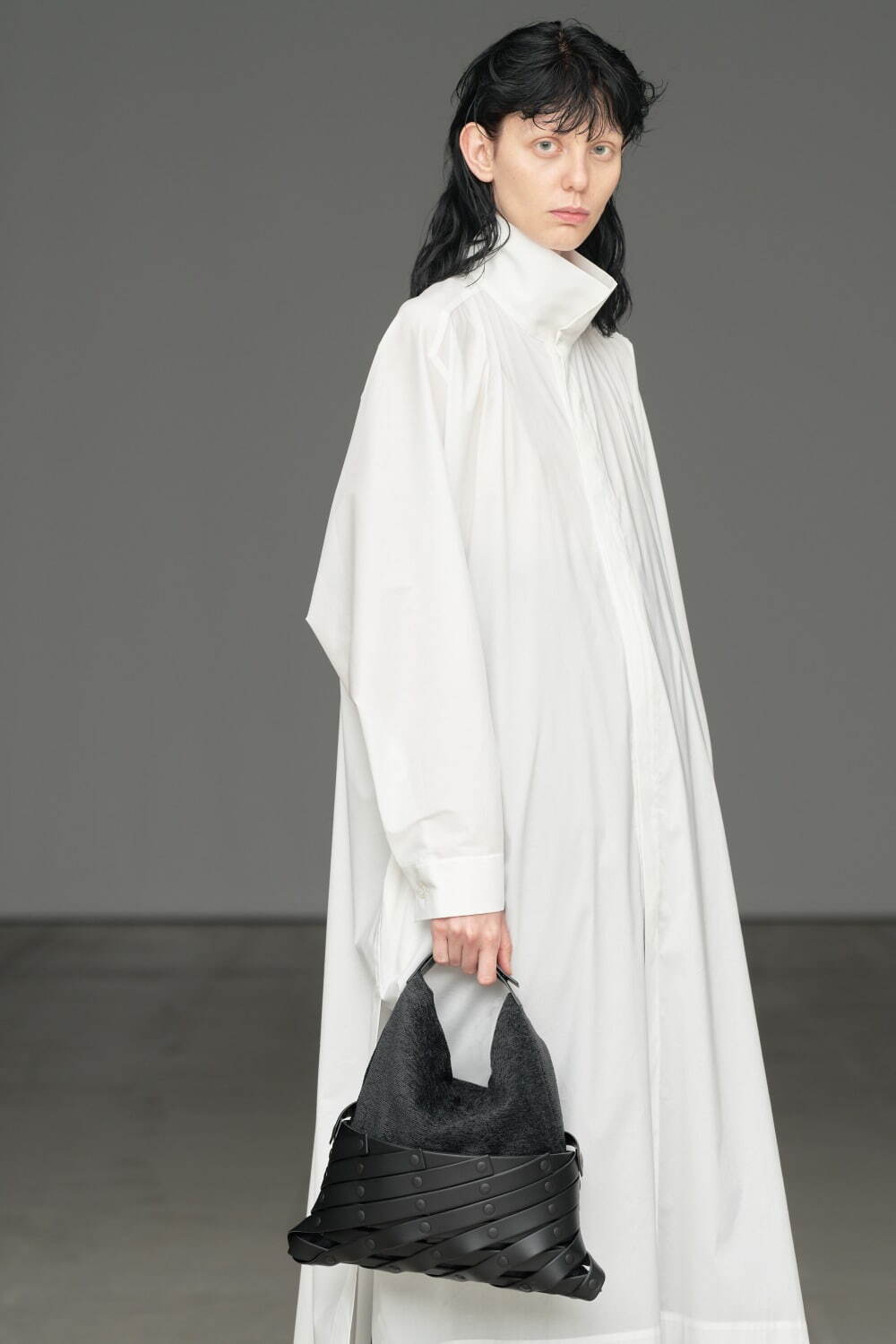 イッセイ ミヤケ新作“螺旋に折りたためる”格子状バッグ「スパイラル