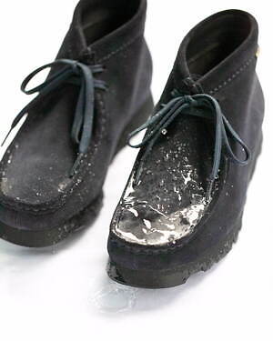 クラークス×ビームス ボーイ“ネイビー”カラーの「ワラビー」ブーツ