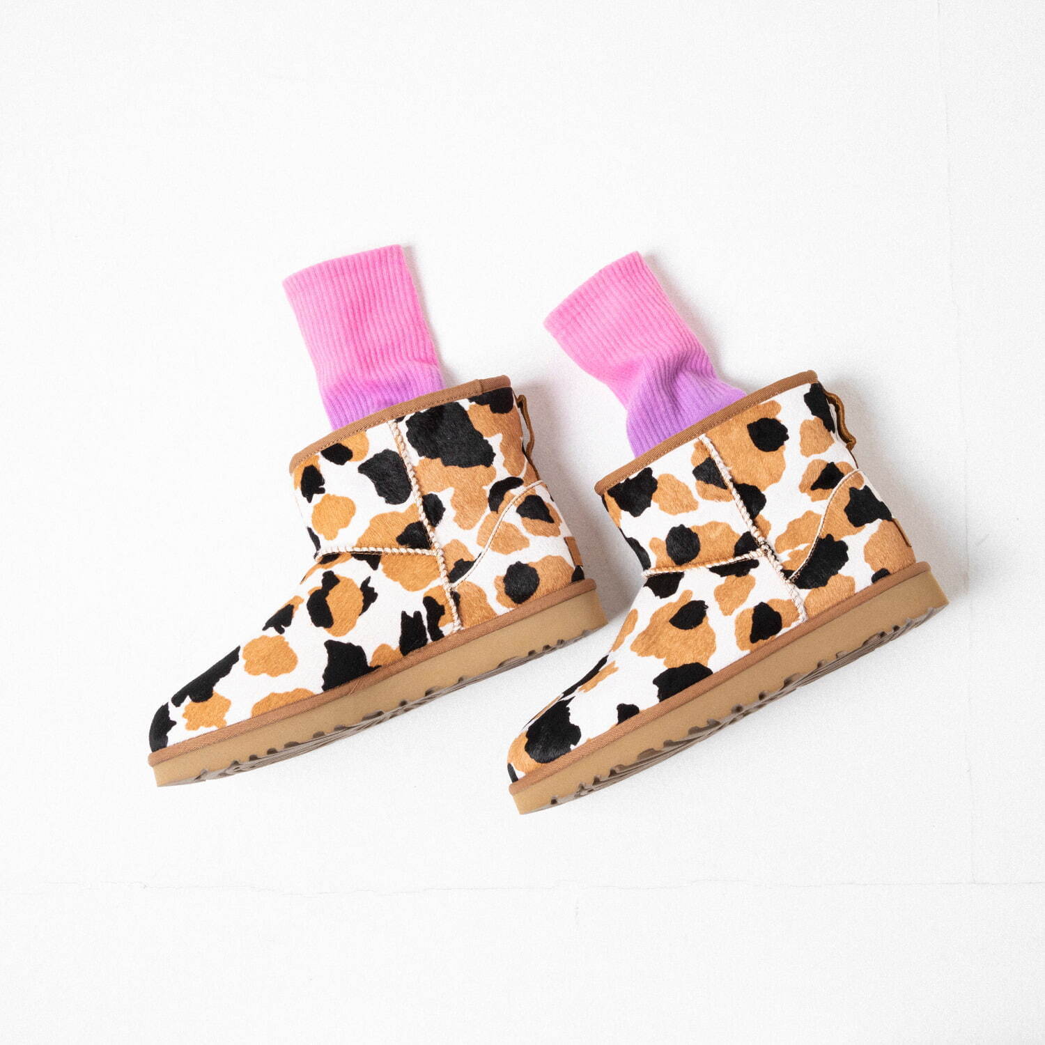 UGGから“牛柄”の新作シューズ、ふわふわシープスキンブーツや厚底