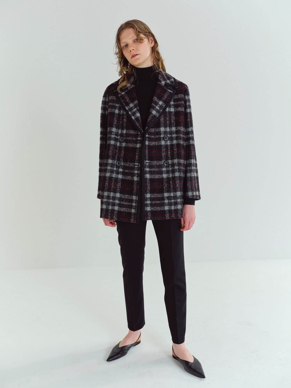 アクアスキュータム“真紅×モノトーン”のチェックコート、ウィメンズ