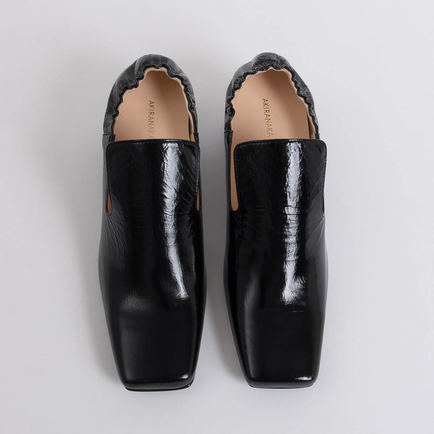 アキラナカ新作シューズ、左右非対称スタッズ×円錐状ヒールのオペラ