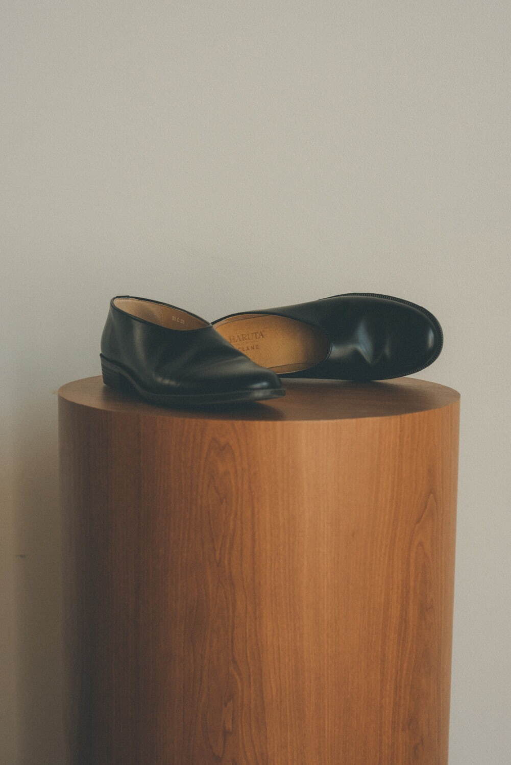 クラネ×ハルタのフラットシューズ、ミニマルなフォルム＆上品な“ツヤ感