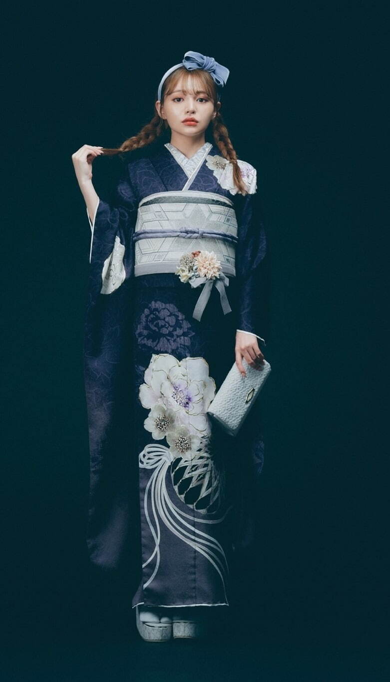 京都丸紅“シックなフラワー柄”振袖、正絹着物に菊や百合を描いて「ちぃ