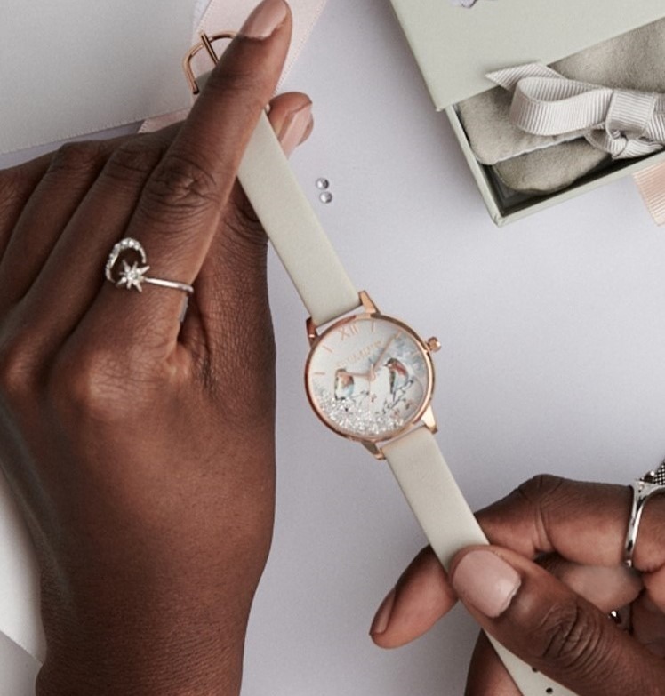 オリビア・バートンのクリスマス限定腕時計 - “鳥と柊”の雪景色を描い