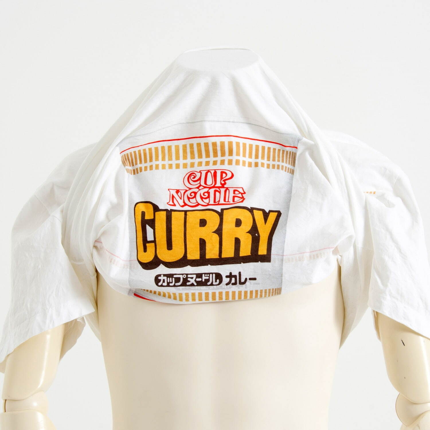 ダブレットから日清「カップヌードル」限定Tシャツ＆バッグ、“カレー