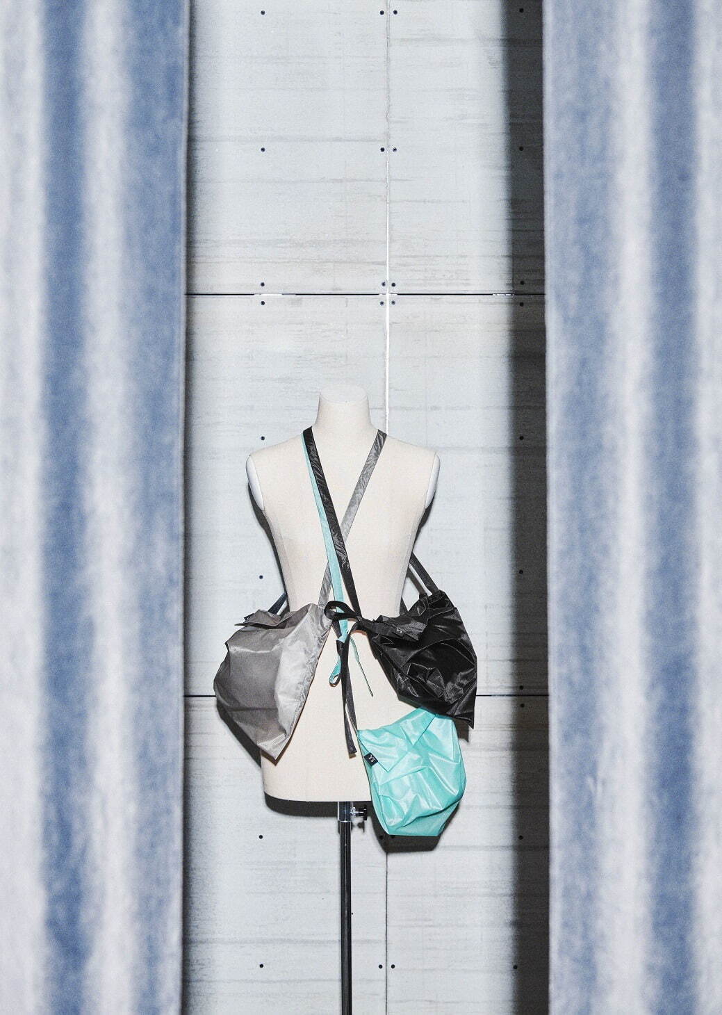 Y's 表参道限定の軽量ナイロンバッグ、ドレープが崩れない立体