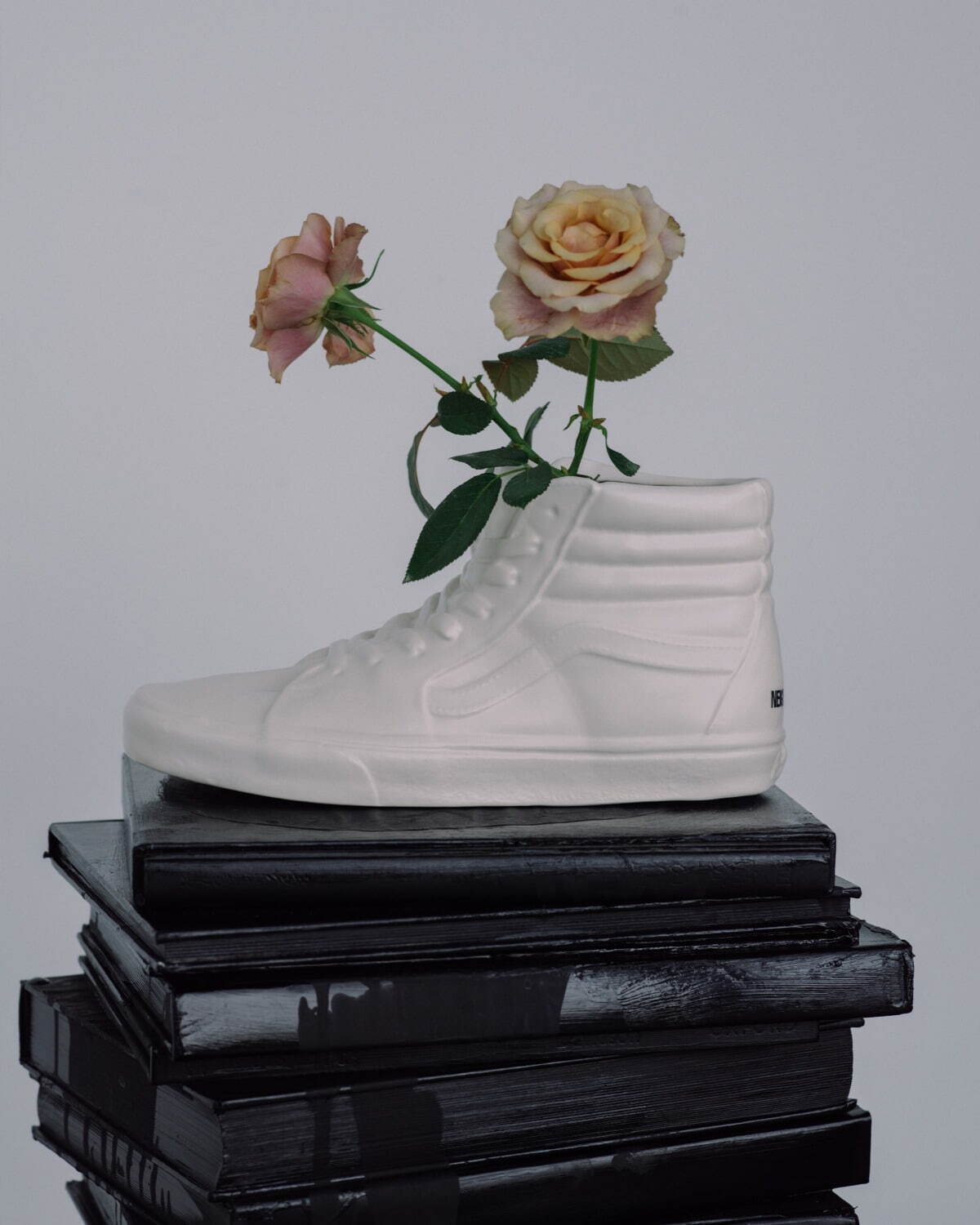 ネイバーフッド×VANSのお香立て、スニーカー「SK8-HI」をイメージ