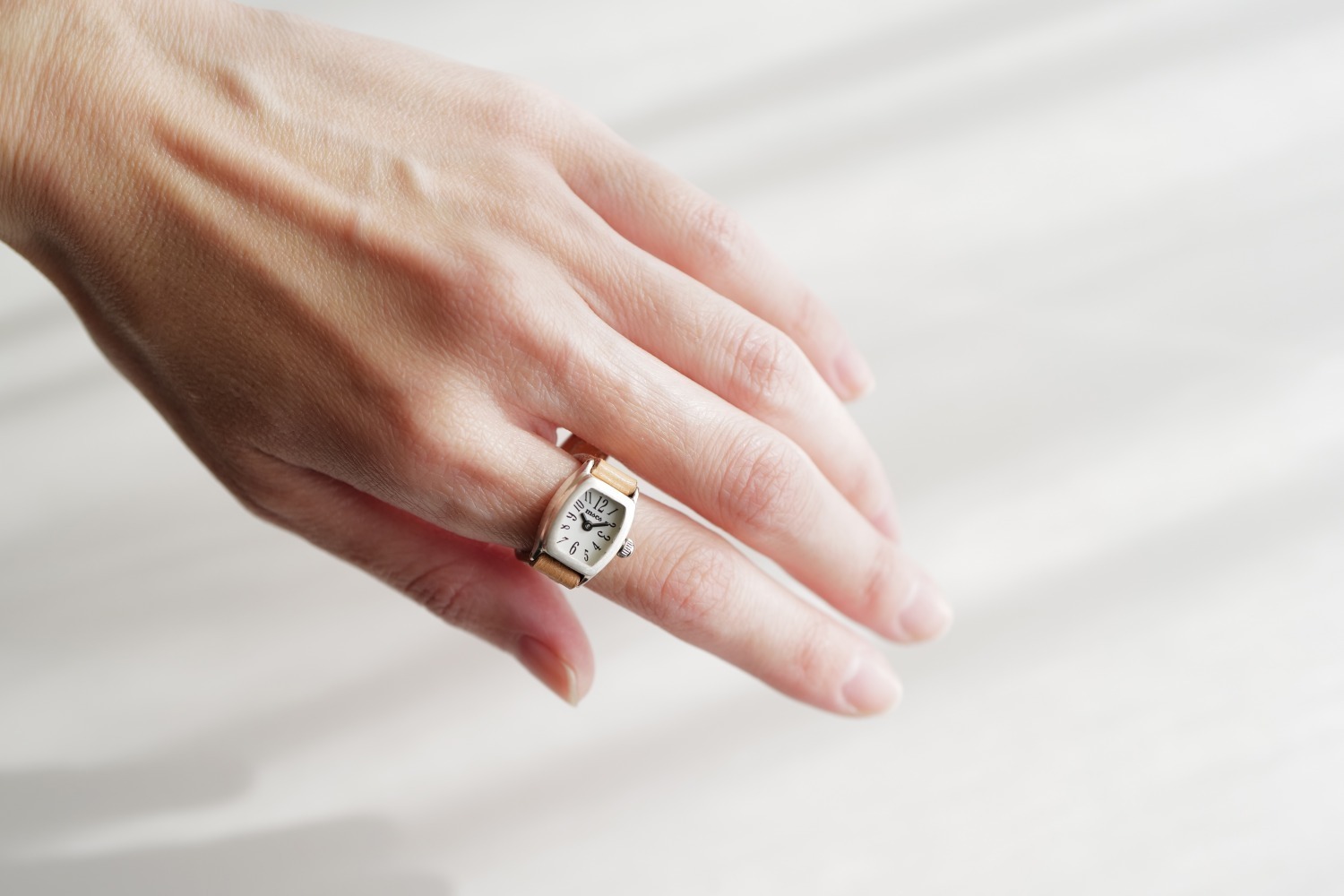 リング感覚で着ける“指時計”ブランド「モコ」秋冬新作、マロンカラーや