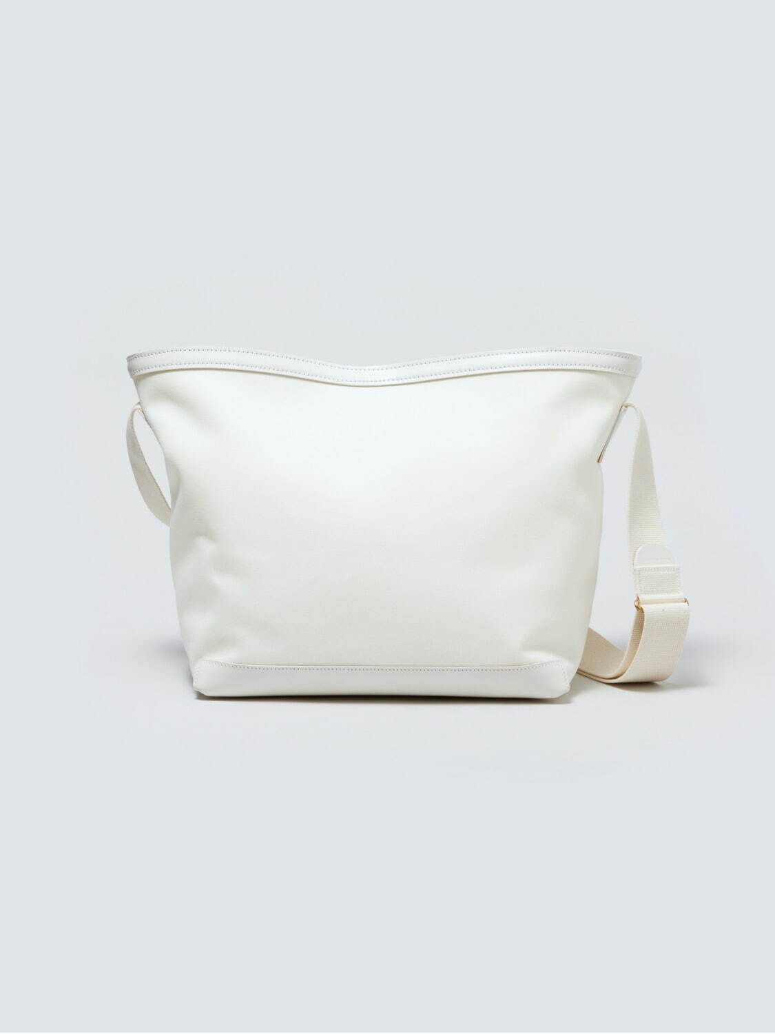 オーラリー新作ショルダーバッグ、英国ブレディとコラボしたキャンバス