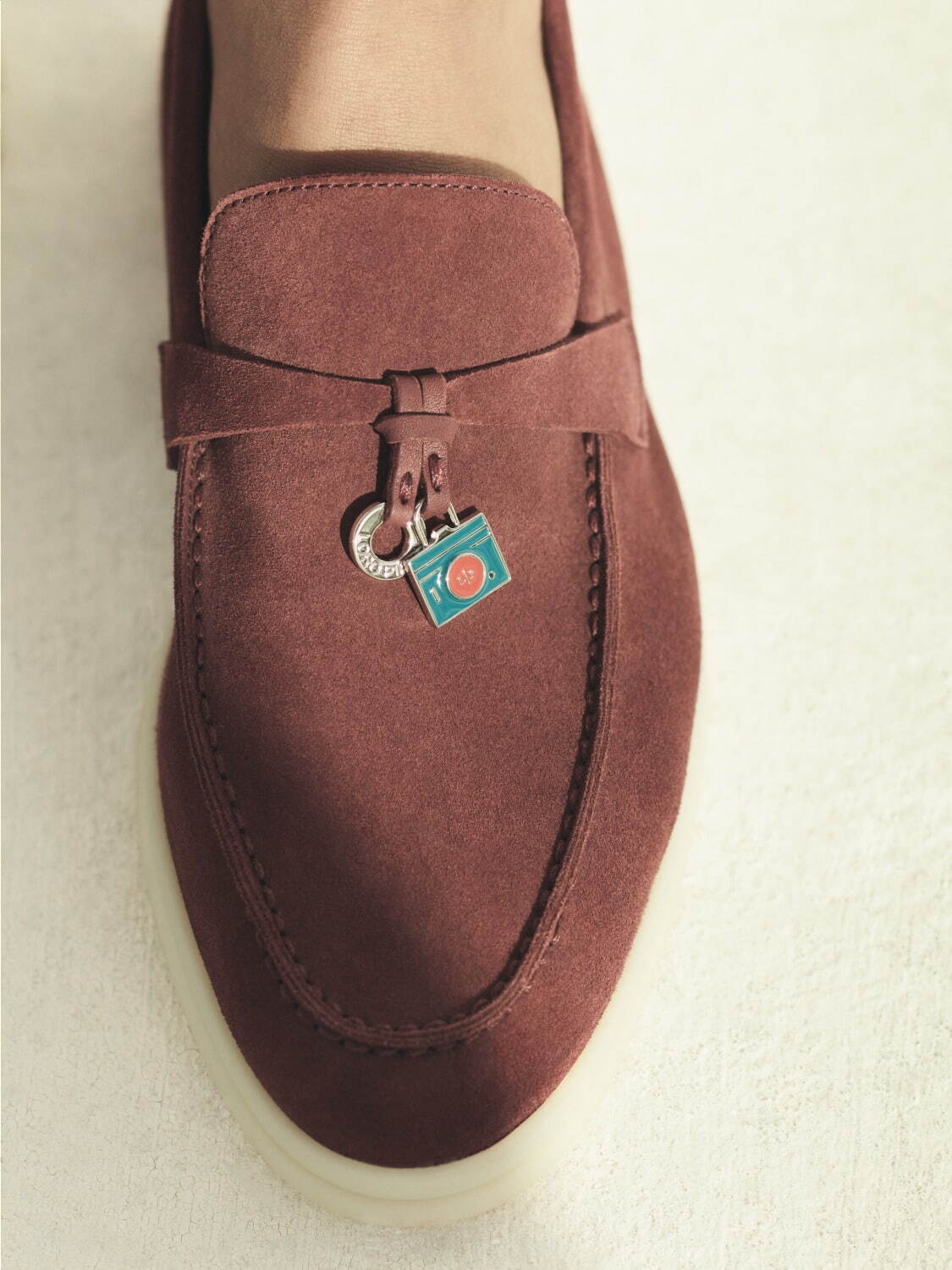 ロロ・ピアーナ「ホワイトソール・シューズ」トラベルモチーフの限定