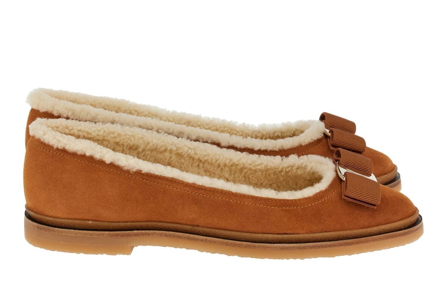 レディー・ガガがフェラガモのリュクスなニットポンチョを着用 - 日本