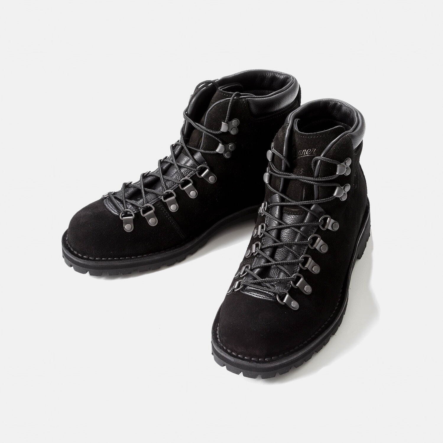 ダナーのカジュアルマウンテンブーツ「D4213」マットなブラック