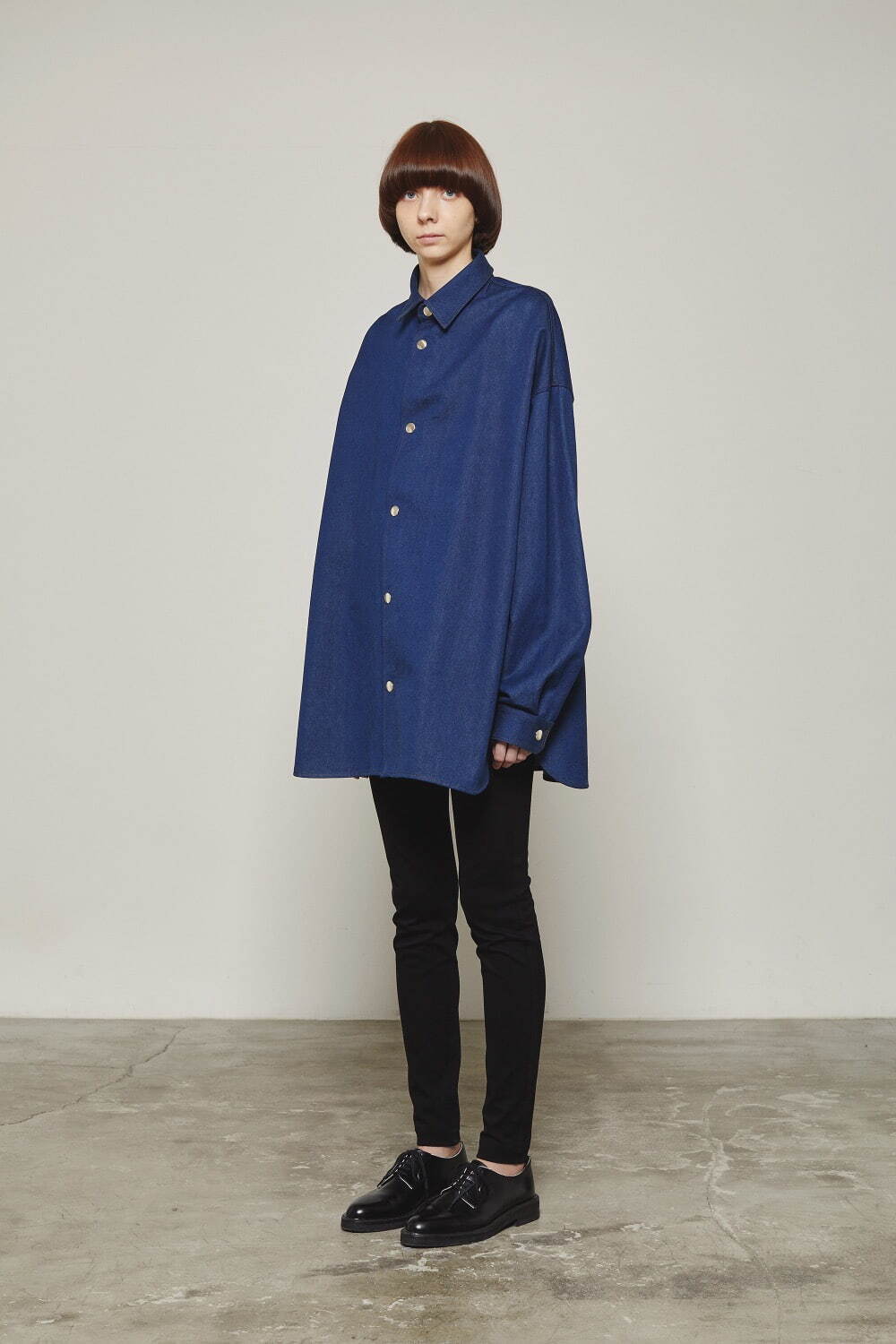 ザ・リラクスの2022秋冬ウィメンズ、ダブル仕立てのジャケットコート