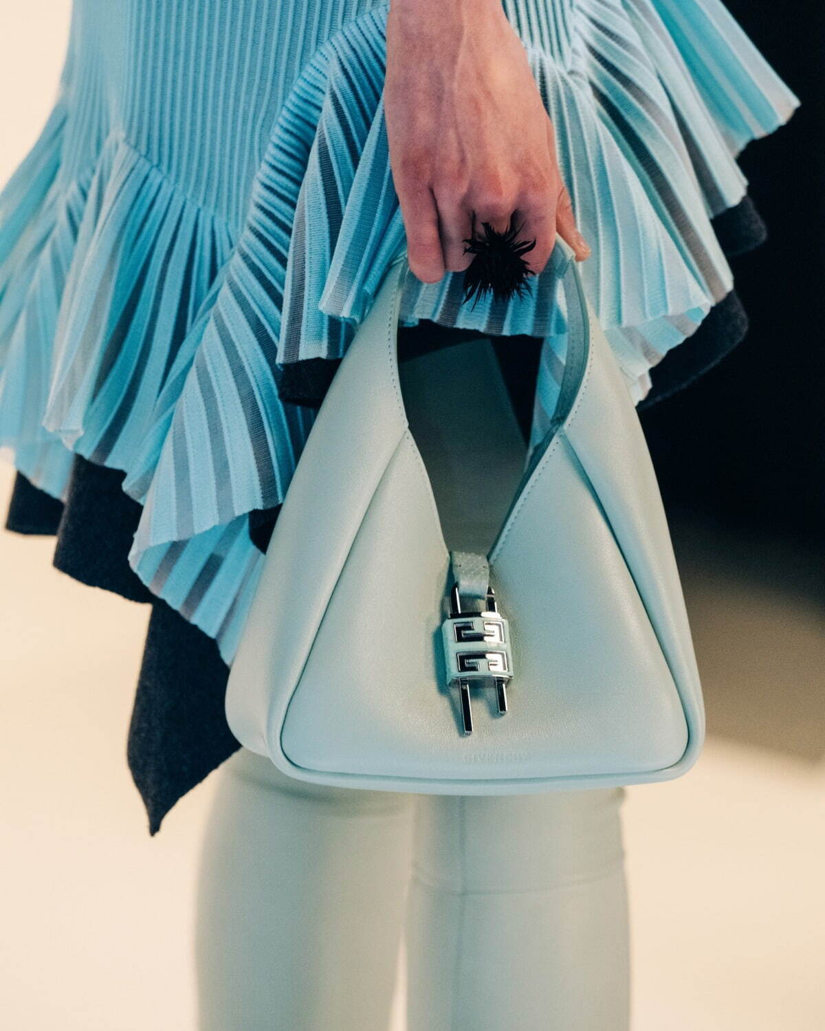 ジバンシィ新作“4Gパドロック”が輝くホーボーバッグ、しなやかなV