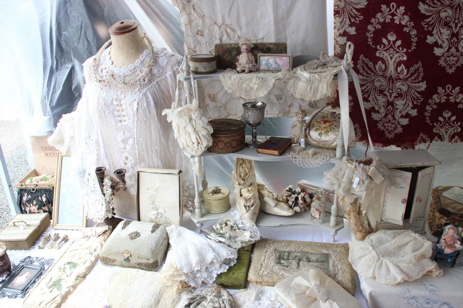 代官山 蚤の市」フランスの雰囲気を再現、古着やアンティーク雑貨など